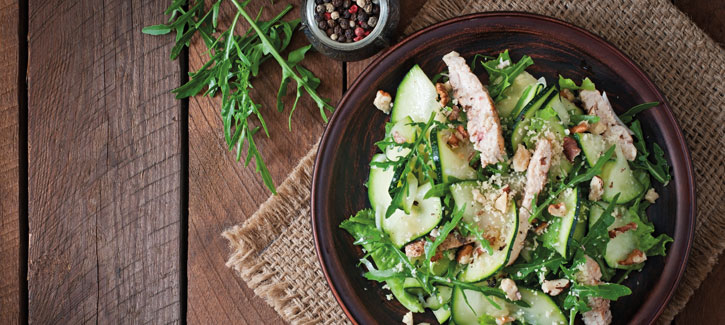 Lauwwarme salade met courgette en kalkoen
