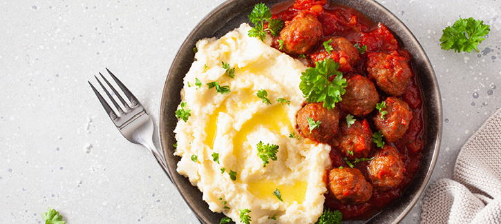 Aardappelpuree met tartaarballetjes in tomatensaus