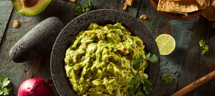 Tortilla chips met avocadosalsa