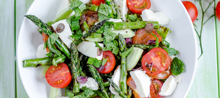Aspergesalade met mozzarella en tomaat