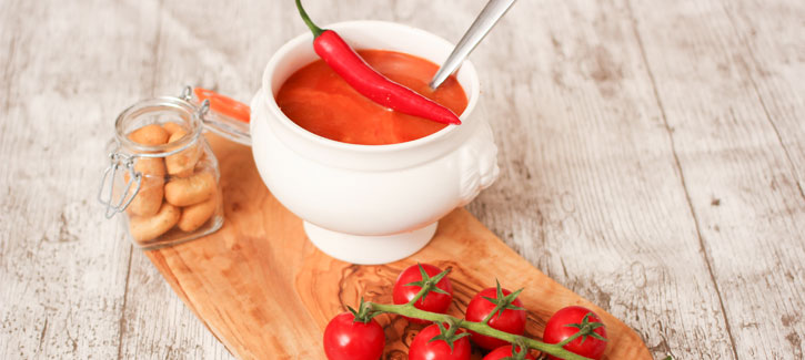 Pittige tomatensoep met soepstengeltjes