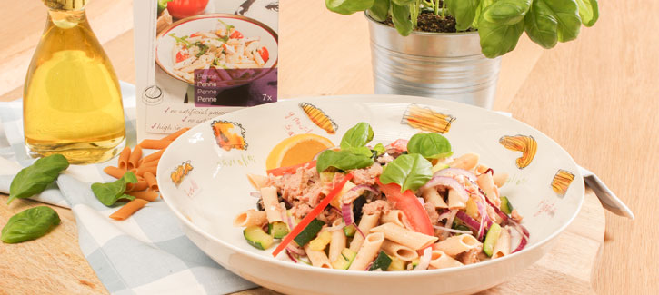 Pastasalade met tonijn, courgette en olijven