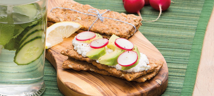 Crackers met cottage cheese, avocado en radijsjes