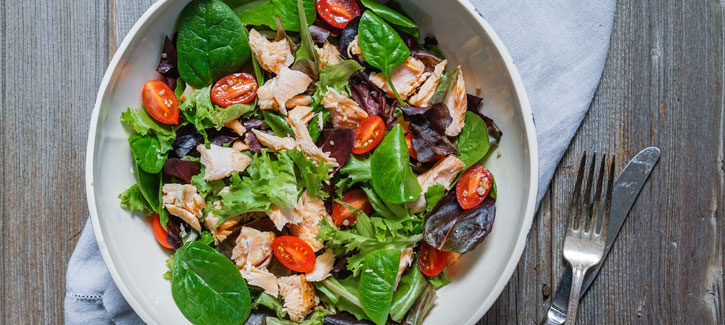 Spinaziesalade met gegrilde zalm
