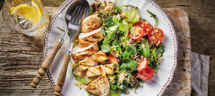 Quinoa salade met gegrilde kip