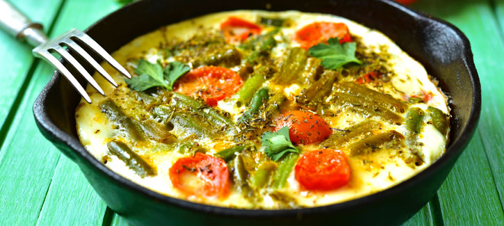 Schuimomelet met asperges en tomaten