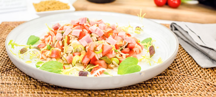 Frisse rijstsalade met ham, augurk en munt