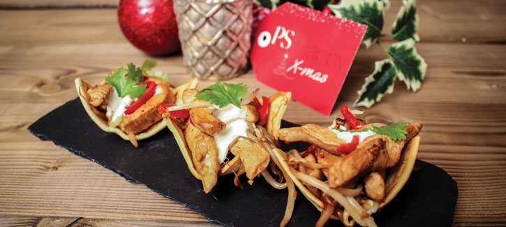 Wrapbootjes met pittige kalkoensalade