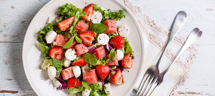 Salade met mozzarella en zomerfruit