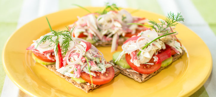 Volkoren crackers met krabsalade