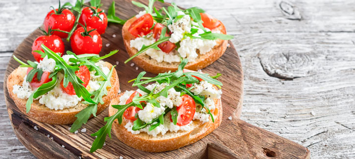 Toast met cottage cheese, tomaat en rucola
