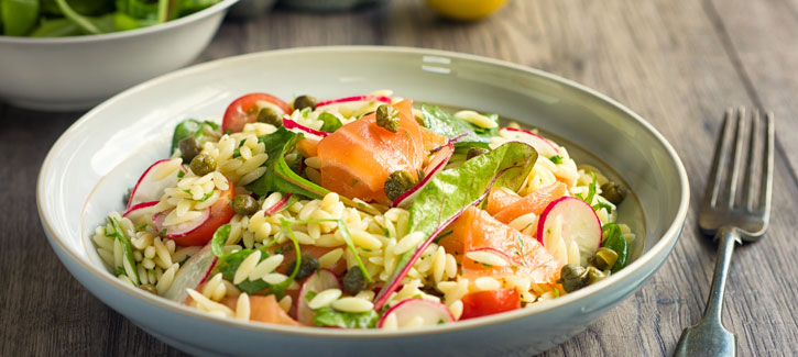 Rijstsalade met gerookte zalm en radijsjes