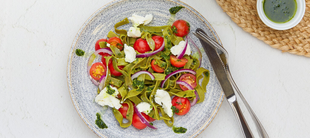 Tagliatelle met tomaatjes, geitenkaas en basilicumolie