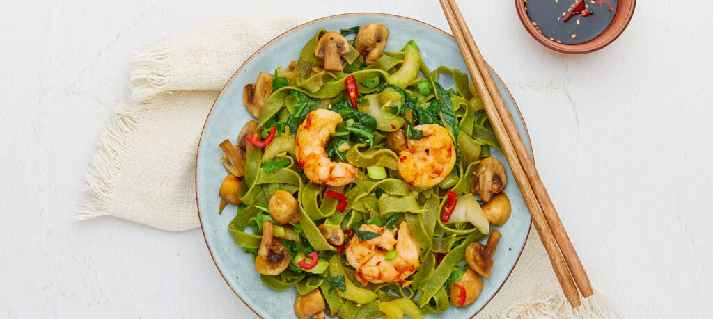 Spinazie tagliatelle met pittige garnalen en paksoi