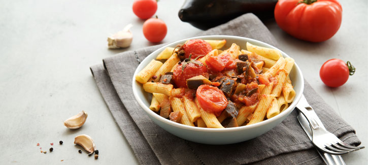 Penne met gestoofde tomaat en aubergine