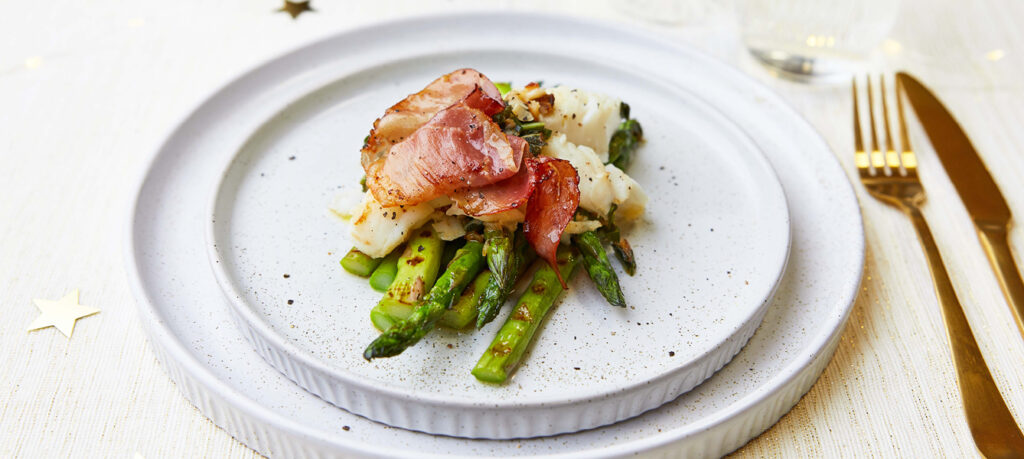 Kabeljauw met salieboter op een bedje van groene asperges