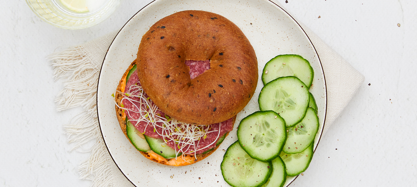 Bagel met pittige mayonaise en ossenworst