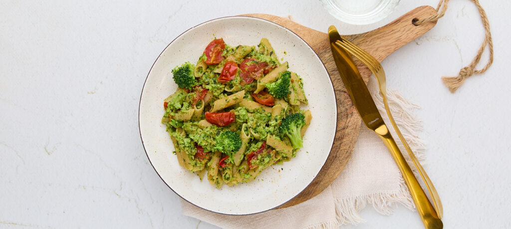 Penne met broccoli-courgettepesto en cherrytomaatjes