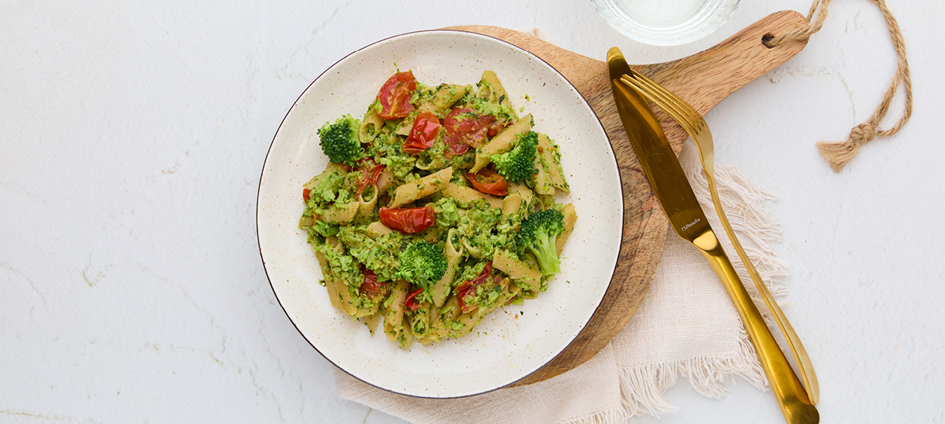 Penne met broccoli-courgettepesto en cherrytomaatjes
