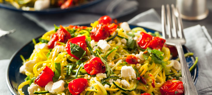 Courgette noodles met geroosterde tomaat en geitenkaas