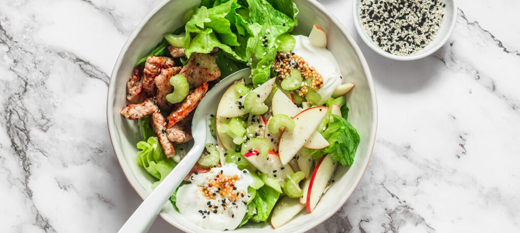 Salade met appel, bleekselderij en kip