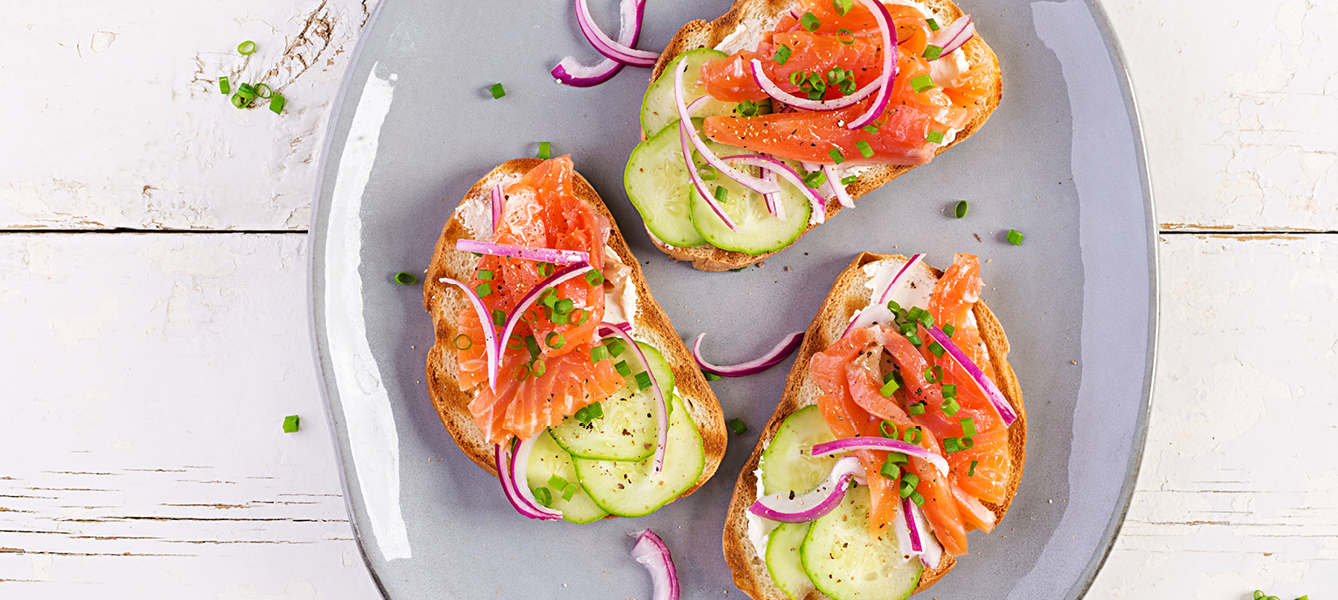 Toast met zalm en komkommer