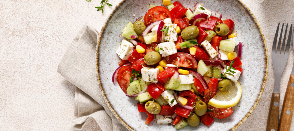 Griekse salade met feta en olijven