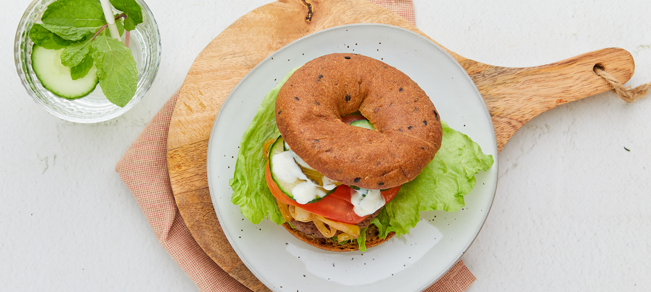 Broodje hamburger met yoghurt-muntsaus