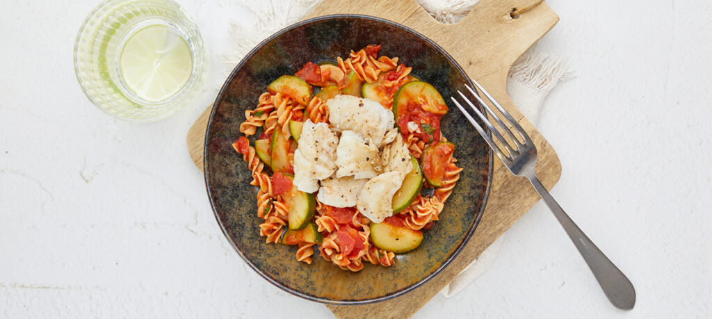 Kabeljauw met fusilli in courgette-tomatensaus