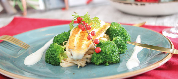 Gebakken zeetongfilet met broccoli en witte wijnsaus