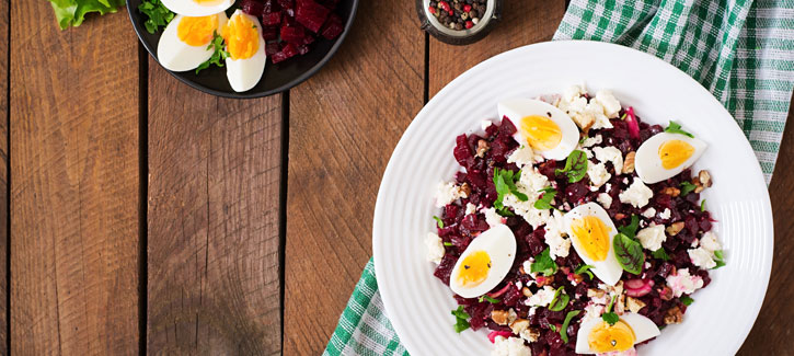 Bietensalade met ei, feta en walnoten