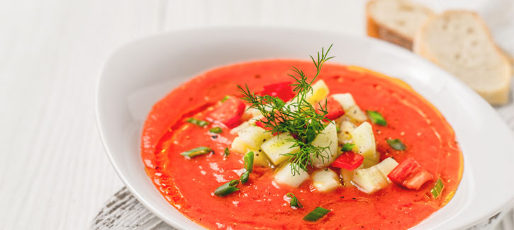 Gazpacho met toastjes en homemade kruidenboter
