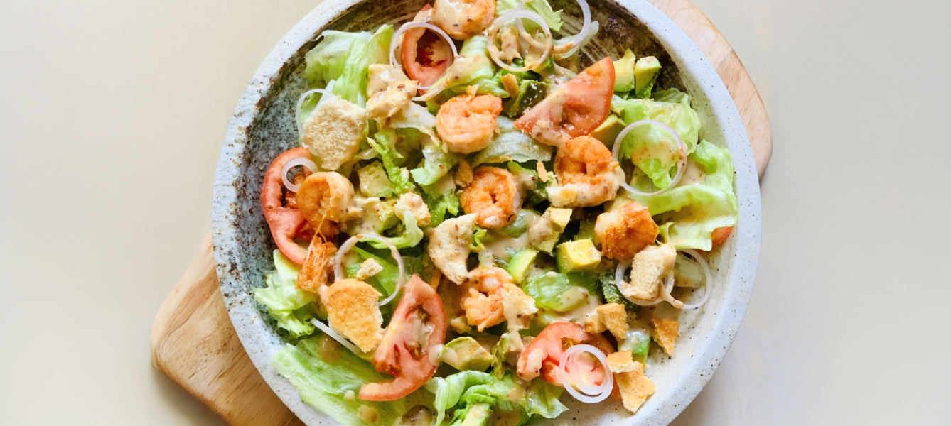 Salade met garnalen en yoghurt-mosterd dressing