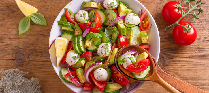 Salade caprese met avocado en rode ui