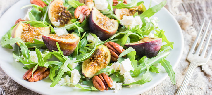 Rucola met geitenkaas, verse vijg en pecannoten
