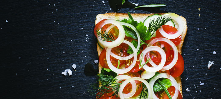Toast met geitenkaas, komkommer, tomaat en ui