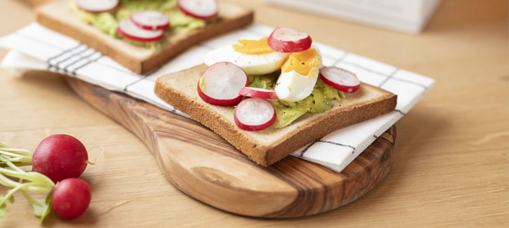 Sandwich met avocado, gekookt ei en radijsjes