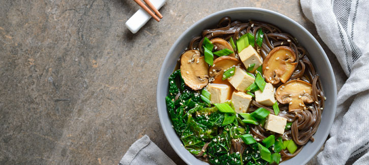 Noodlesoep met boerenkool en champignons