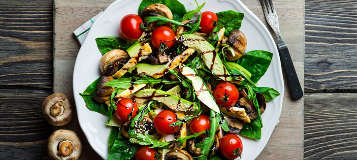 Kipsalade met gebakken champignons, tomaatjes en avocado