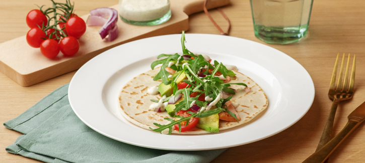 Wrap met gerookte zalm, tomaat, avocado en honing-mosterddressing