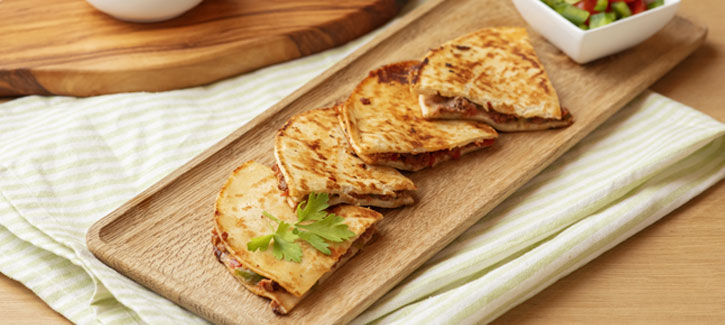 Quesadilla met tartaar, paprika en tomaat