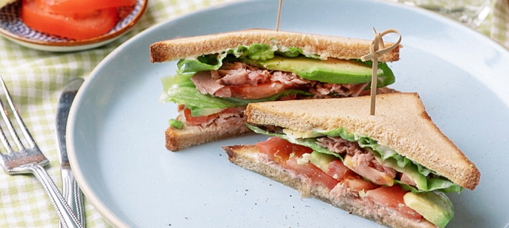 Clubsandwich met tonijn, avocado en tomaat