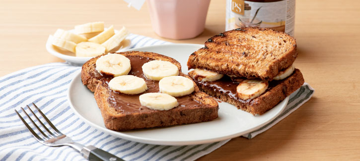 Geroosterde boterham met banaan en chocoladepasta