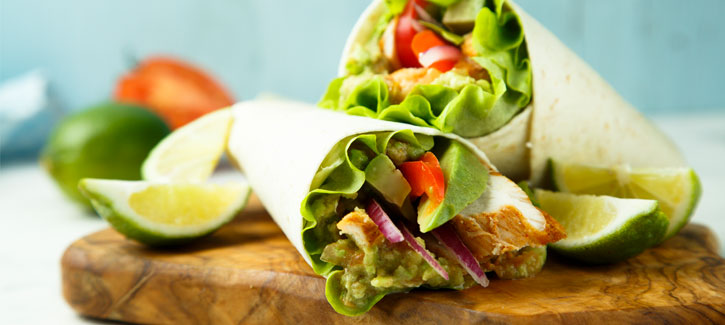Chickenwrap met tomaat, avocado en honing-mosterddressing