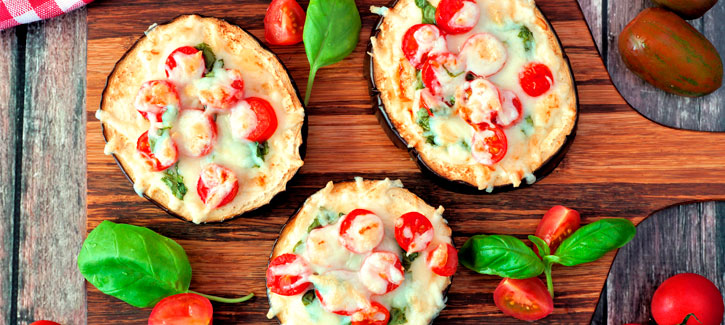 Auberginepizzaatjes met tomaat en mozzarella