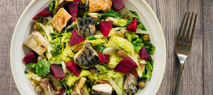 Salade met gerookte makreel, rode biet en kappertjes
