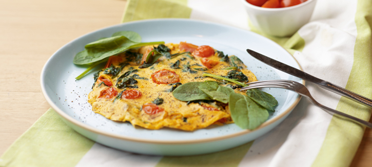 Omelet met spinazie en tomaatjes