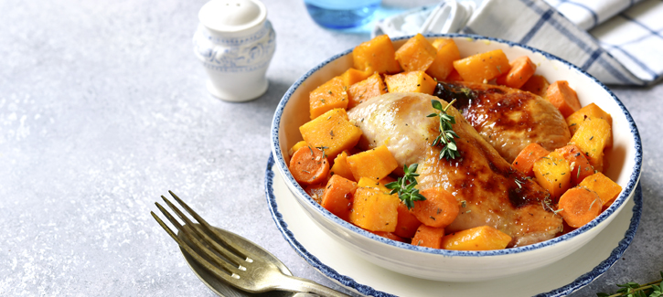 Kip uit de oven met pompoen en wortel