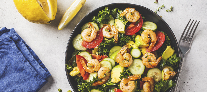 Lauwwarme boerenkoolsalade met garnalen, tomaat en avocado