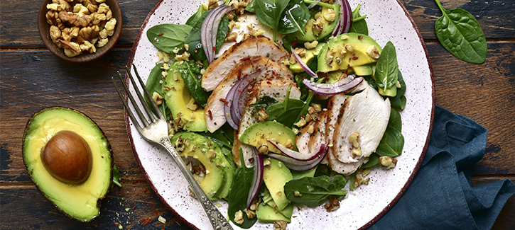 Spinaziesalade met gegrilde kipfilet, avocado en walnoten